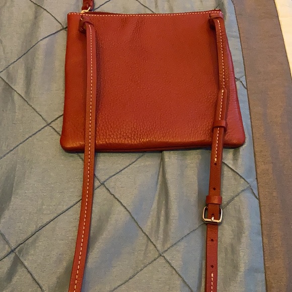Dooney & Bourke north/south triple zip red leather. - Picture 6 of 7